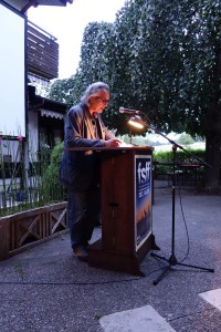 Friedrich Ani liest im Biergarten des Gasthofs Schuster am Freitag, 31.07.2015. Foto: DAS GEDICHT