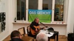 Salli Sallmann an der Gitarre. Foto: DAS GEDICHT