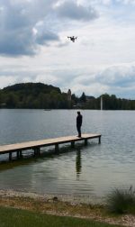 Anton G. Leitner mit Drohne beim Dreh am Weßlinger See. Foto: DAS GEDICHT