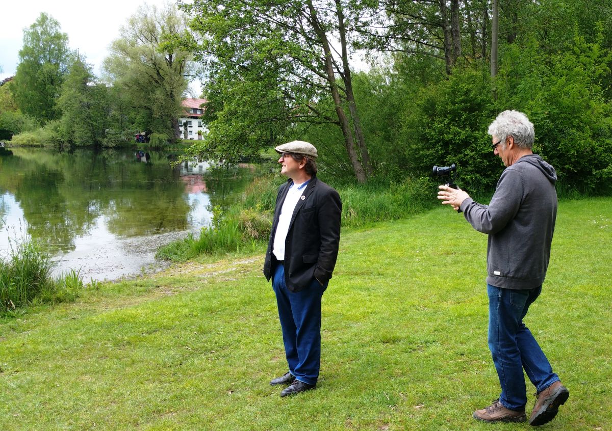 Anton G. Leitner und Jörg Reuther beim Dreh am Weßlinger See. Foto: DAS GEDICHT
