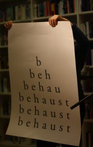 Babette Werth präsentiert wortlos ihr Gedicht »unbehaust« (hier zu sehen: die Plakat-Vorderseite)