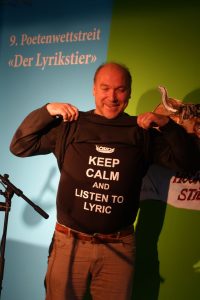 Martin Ebner mit T-Shirt zum Lyrikstier 2017. Foto: DAS GEDICHT