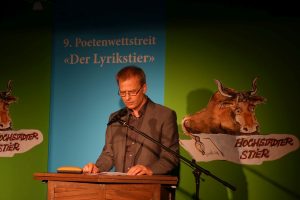 Holger Küls (Jurypreis Der Lyrikstier 2017) bei der Preisträgerlesung. Foto: DAS GEDICHT