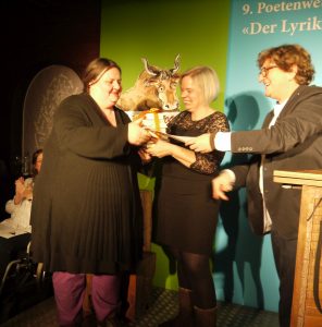 Leni Gwinner nimmt den Publikumspreis (3. Platz) entgegen. Foto: Michèle Kirner-Bernoulli