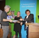 Reinhard Giebelhausen nimmt den Publikumspreis (2. Platz) entgegen. Foto: Michèle Kirner-Bernoulli