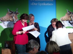 Regine Juhls erhält den Teilnehmerpreis. Foto: DAS GEDICHT