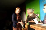 Katja John nimmt den Sonderpreis entgegen. Foto: DAS GEDICHT