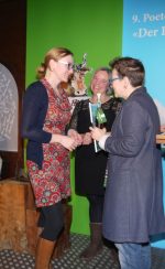Katja John nimmt den Sonderpreis entgegen. Foto: Michèle Kirner-Bernoulli