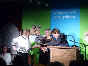 Reinhard Giebelhausen nimmt den Jurypreis (3. Platz) entgegen. Foto: DAS GEDICHT