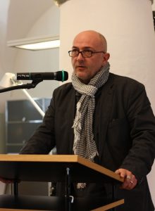 Markus Bundi klärt über die publizistische Notlage der Lyrik in der Schweiz auf. Foto: Jan-Eike Hornauer