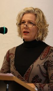 Bärbel Wolfmeier berichtet von ihren Erfahrungen mit plattdeutscher Lyrik. Foto: Jan-Eike Hornauer