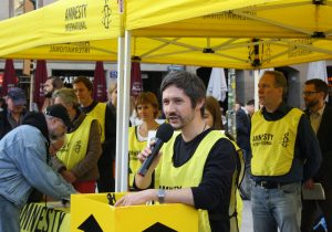 Mark-Oliver Fischer, Sprecher der örtlichen Amnesty-International-Gruppe gegen die Todesstrafe, spricht sich für Meinungsfreiheit und Menschenrechte aus. Foto: Jan-Eike Hornauer