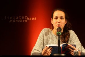 Einen »Schauer über den Rücken« erwartet Jana Mathy in ihrem Gedicht »religion«. Foto: Jan-Eike Hornauer