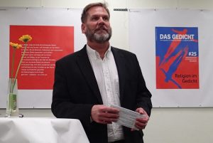 Dirk Wenzel eröffnet den Abend. Foto: Das Gedicht