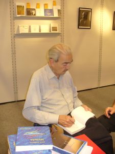 Buchsignierstunde mit Juan Gelman auf der Frankfurter Buchmesse 2010. Foto: Delta-Archiv, Stuttgart