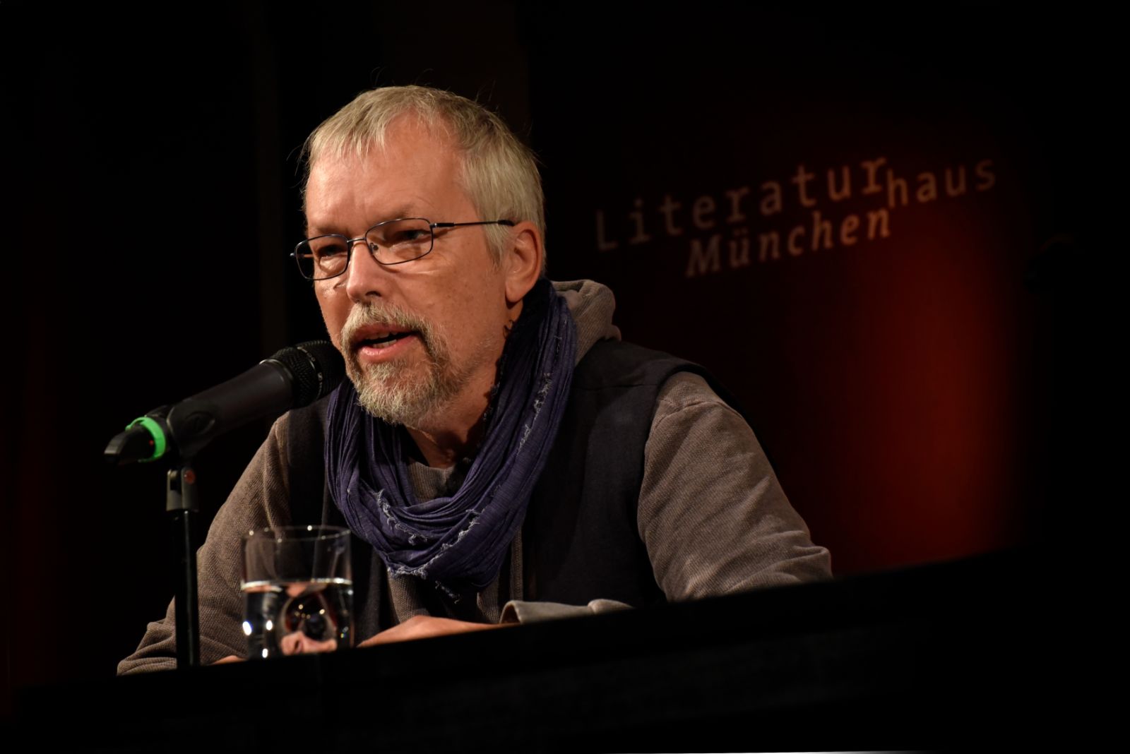 Uwe-Michael Gutzschhahn. Foto: Volker Derlath