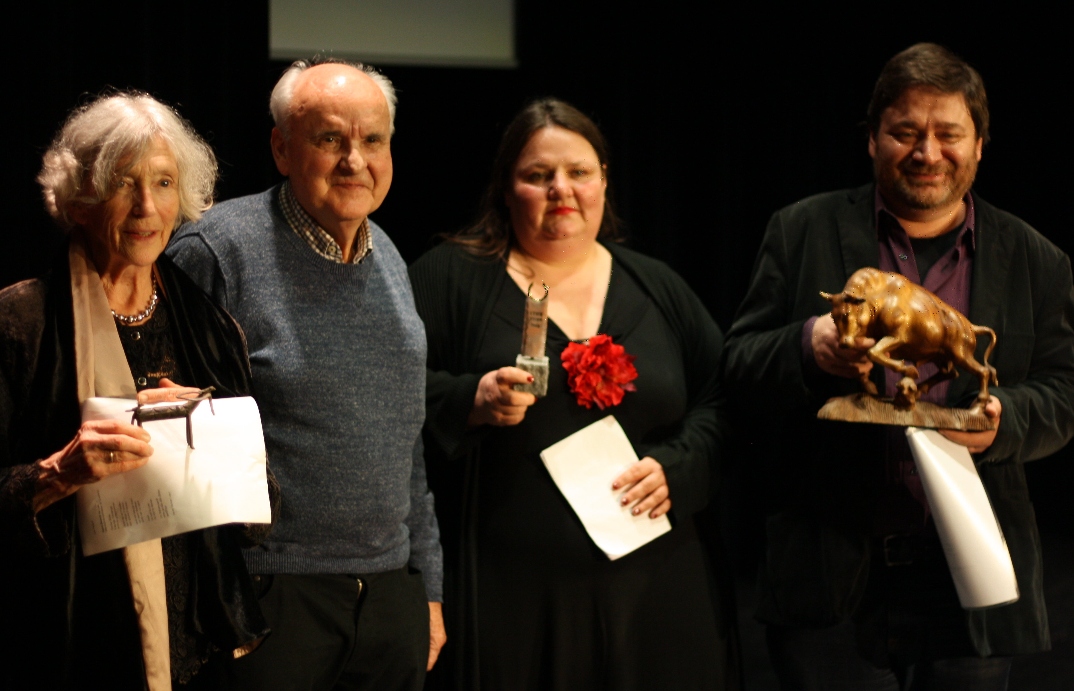 Die Hauptpreisträger des Lyrikstiers 2018 (v. l.): Uta Regoli (Teilnehmerpreis), Wolf-Dieter Grengel (Sonderpreis), Leni Gwinner (Publikumspreis) und Karsten Paul (Jurypreis). Foto: Jan-Eike Hornauer