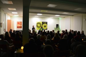 DAS GEDICHT 26-Premiere in Schleswig: Anton G. Leitner und Melanie Arzenheimer vor Publikum. Foto: Frank Wolfmeier