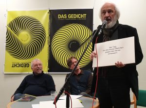 DAS GEDICHT 26-Premiere in Schleswig: Manfred Schlüter performt (1). Foto: DAS GEDICHT