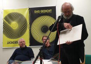 DAS GEDICHT 26-Premiere in Schleswig: Manfred Schlüter performt (2). Foto: DAS GEDICHT