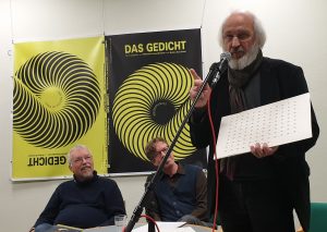 DAS GEDICHT 26-Premiere in Schleswig: Manfred Schlüter performt (3). Foto: DAS GEDICHT