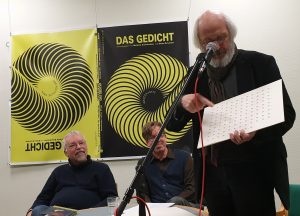 DAS GEDICHT 26-Premiere in Schleswig: Manfred Schlüter performt (4). Foto: DAS GEDICHT