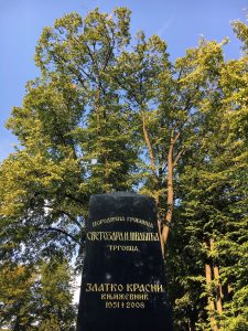 Die Grabstele des serbischen Dichters und Übersetzers Zlatko Krasni in Belgrad