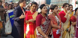 Studentinnen beim Sylvester-Friedensmarsch durch Kolkata