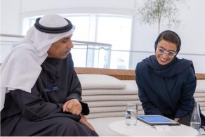 Der emiratische Dichter Adel Khozam und die emiratische Ministerin für Kultur und Jugend Noura Al Kaabi.