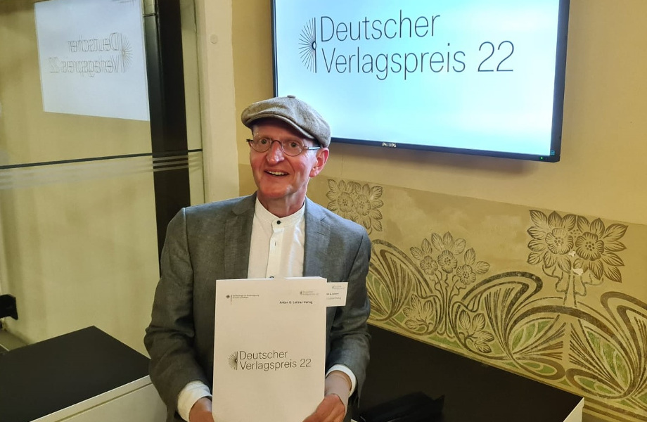 Wurde am Donnerstag in Leipzig mit dem Deutschen Verlagspreis 2022 ausgezeichnet: Anton G. Leitner. Foto: DAS GEDICHT blog.