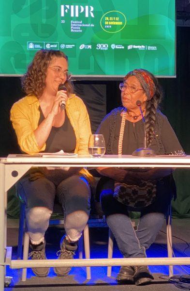 Lara Pellegrini und Ruperta Pérez lesen beim Internationalen Poesiefestival im argentinischen Rosario 2025