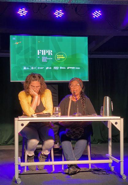 Lara Pellegrini und Ruperta Pérez lesen beim Internationalen Poesiefestival im argentinischen Rosario 2025