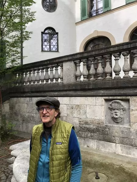 Portrait von Anton G. Leitner, der am Monancensia-Brunnen steht, aufgenommen im Mai 2026 von Nicola Bardola